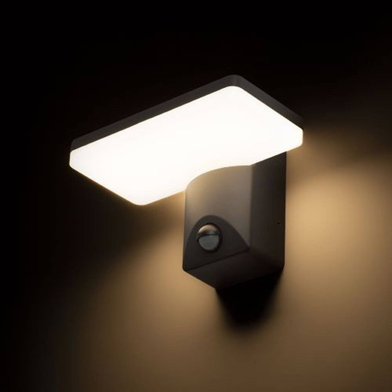 Outdoor sensor lamps